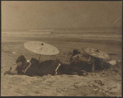 [Strandscen med pappersparaplyer] av Louis Fleckenstein