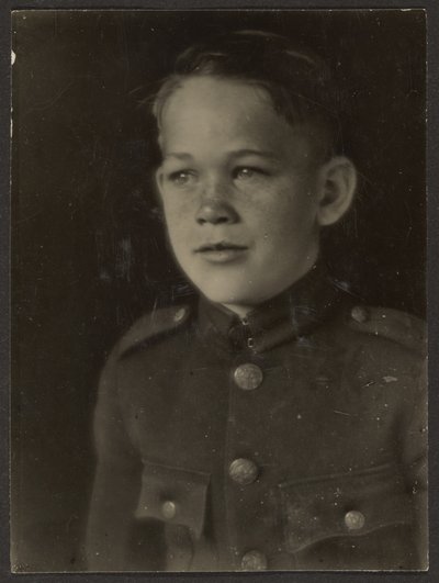 [Pojke klädd i uniform] av Louis Fleckenstein