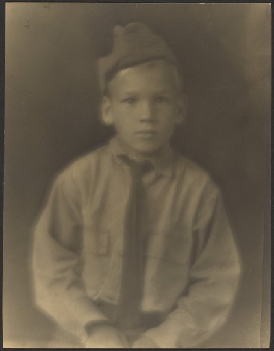 [Pojke klädd som soldat] av Louis Fleckenstein