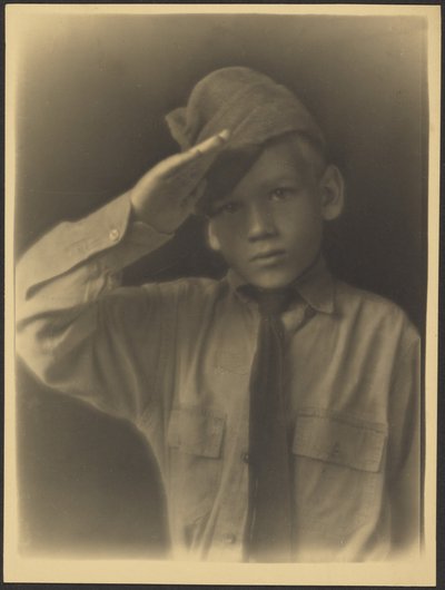 Pojke klädd som soldat som saluterar av Louis Fleckenstein