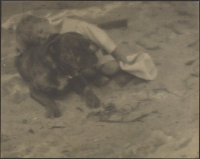 [Pojke vilar på hund] av Louis Fleckenstein