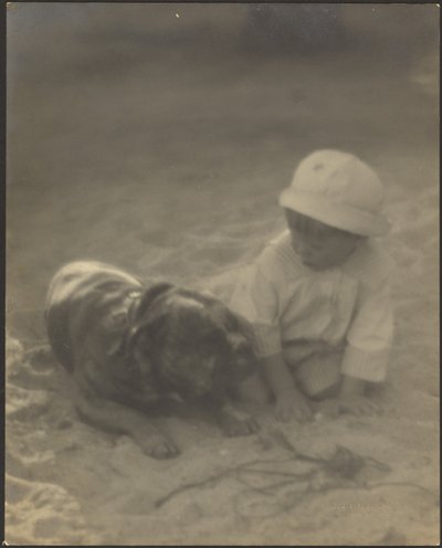 [Pojke som sitter med en hund] av Louis Fleckenstein