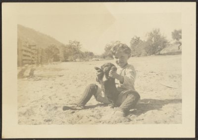 [Pojke och hund på stranden] av Louis Fleckenstein