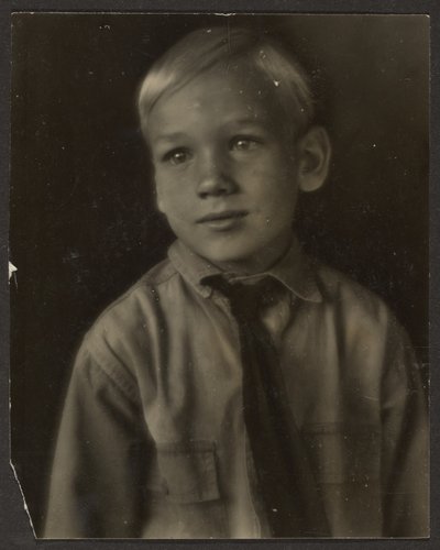 [Pojke i skjorta och slips] av Louis Fleckenstein