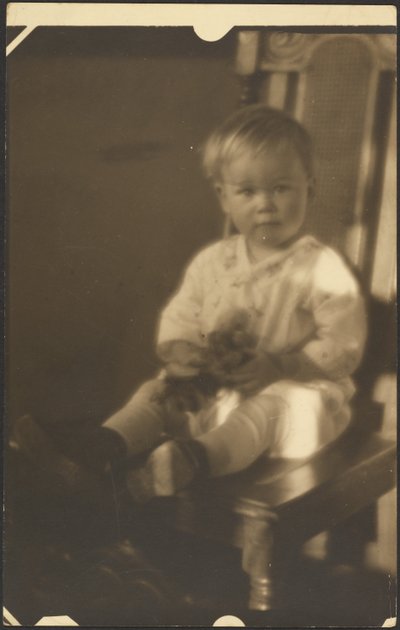 [Barn på stor stol] av Louis Fleckenstein