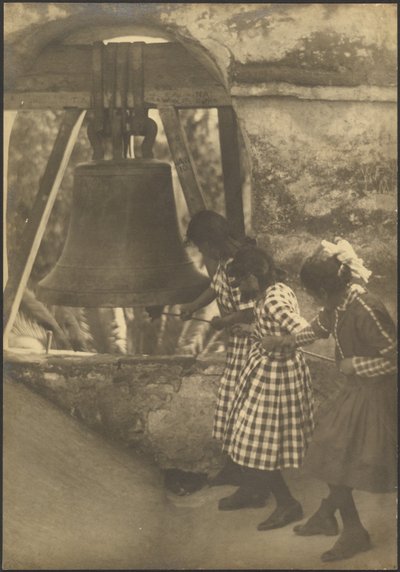 [Barn som ringer i en klocka] av Louis Fleckenstein