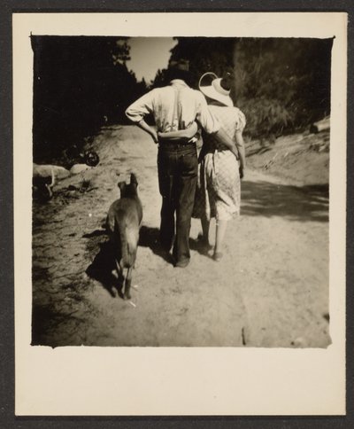 Par på promenad med hund av Louis Fleckenstein