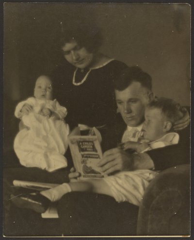 [Familjeporträtt med En trädgård av vers för barn] av Louis Fleckenstein