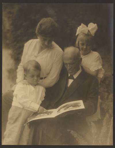 [Familjeporträtt med bilderbok] av Louis Fleckenstein