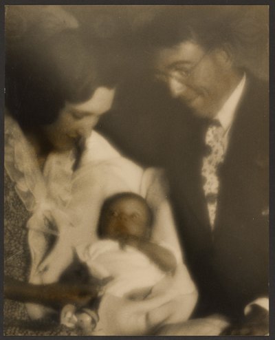 [Familjeporträtt med lindad baby] av Louis Fleckenstein