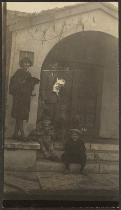[Familj framför Fleckenstein Studio i Long Beach] av Louis Fleckenstein
