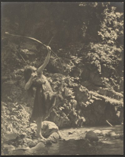 [Kvinnlig bågskytt i skogen] av Louis Fleckenstein
