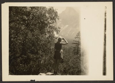 [Figur i skogen] av Louis Fleckenstein
