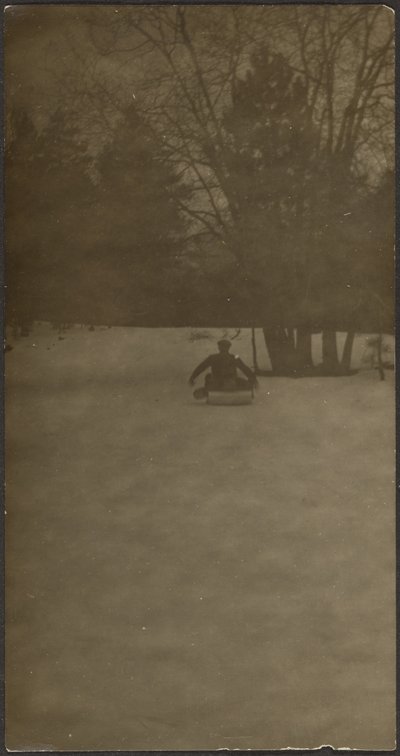 [Figur på släde i snö] av Louis Fleckenstein