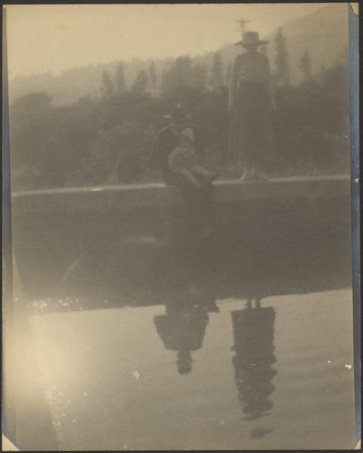 [Figurer som speglas i vattnet] av Louis Fleckenstein