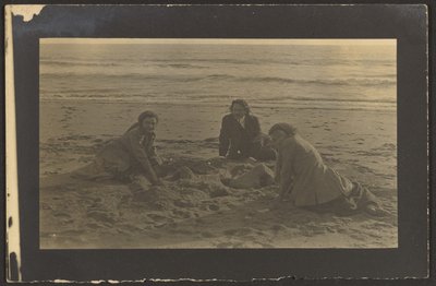 [Figurer som sitter på stranden] av Louis Fleckenstein