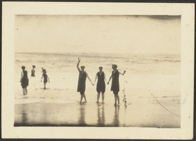 [Figurer i baddräkt på stranden] av Louis Fleckenstein