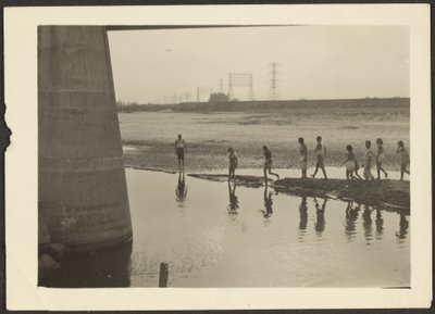 [Figurer i Industrial Water Scene] av Louis Fleckenstein