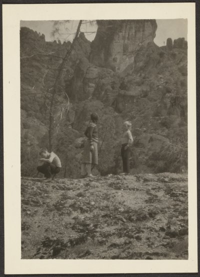 [Figurer i bergslandskap] av Louis Fleckenstein