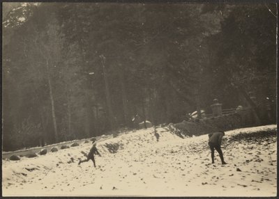 [Figurer i snö] av Louis Fleckenstein