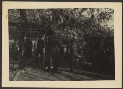 [Figurer i skogen] av Louis Fleckenstein