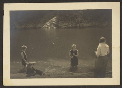 [Figurer i en sjö] av Louis Fleckenstein