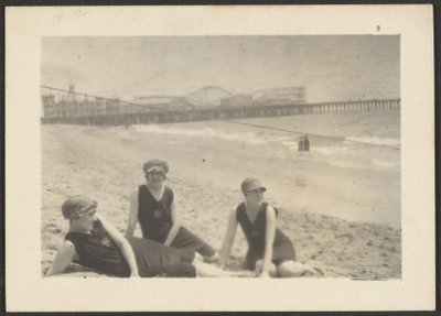 [Figurer på stranden nära Santa Monica Pier] av Louis Fleckenstein