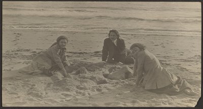 [Figurer på en strand] av Louis Fleckenstein