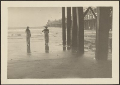 [Figurer under en pir] av Louis Fleckenstein
