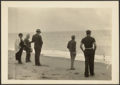 [Familjen Fleckenstein på stranden] av Louis Fleckenstein