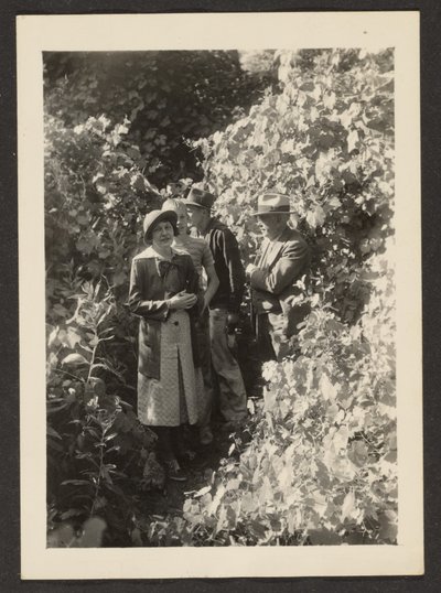 [Fleckenstein, Florence, och hennes söner i skogen] av Louis Fleckenstein