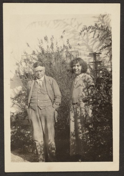 [Fleckenstein och Florence i trädgården] av Louis Fleckenstein