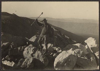 [Fleckenstein on Rocks] av Louis Fleckenstein