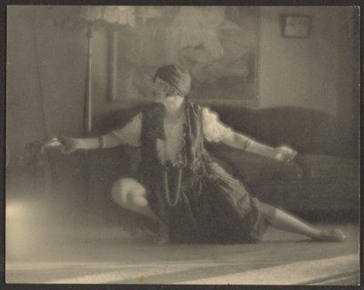[Florence dansar i vardagsrummet] av Louis Fleckenstein
