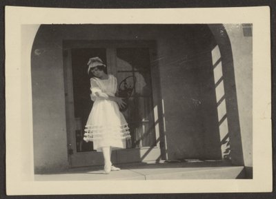 [Florence dansar på verandan] av Louis Fleckenstein