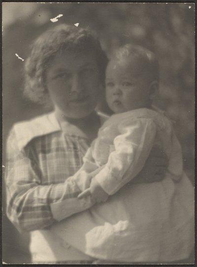 [Florence håller ett barn] av Louis Fleckenstein