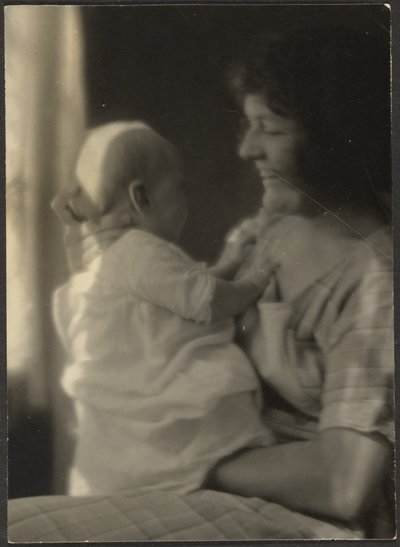 Florence håller en baby av Louis Fleckenstein