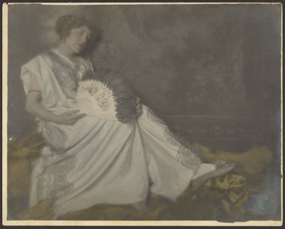 [Florens sitter med stor solfjäder] av Louis Fleckenstein