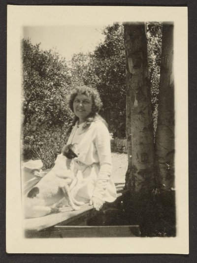 [Florence sitter med hund] av Louis Fleckenstein