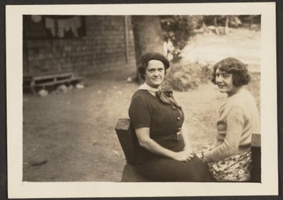 [Florence och en väninna på bakgården] av Louis Fleckenstein