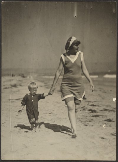 [Florence och spädbarn går på stranden] av Louis Fleckenstein
