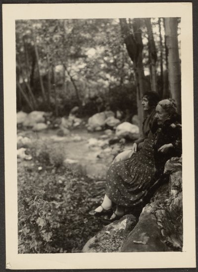 [Florence och fru Fleckenstein vid Forest Stream] av Louis Fleckenstein