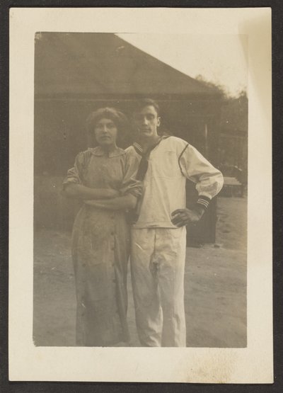 [Florence och ung man i marinuniform] av Louis Fleckenstein