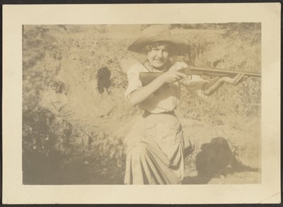 [Florens med pistol] av Louis Fleckenstein