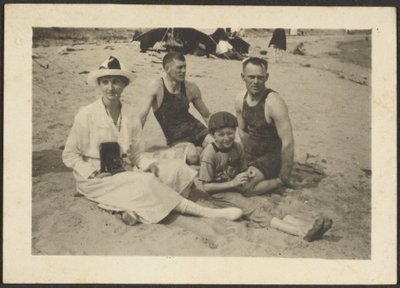 [Grupp på stranden] av Louis Fleckenstein