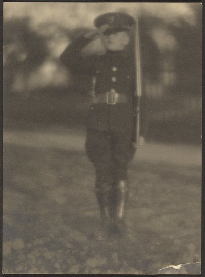 [Liten pojke i uniform] av Louis Fleckenstein