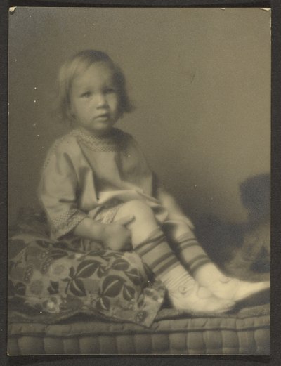 Liten flicka på en kudde av Louis Fleckenstein