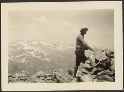 [Man i bergslandskap] av Louis Fleckenstein