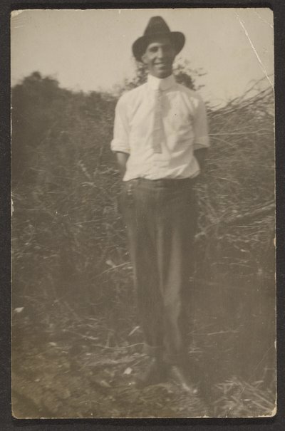 [Man i snårskogen] av Louis Fleckenstein