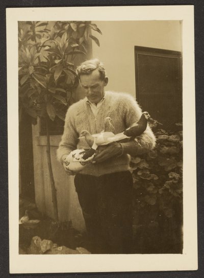 [Man med duvor] av Louis Fleckenstein